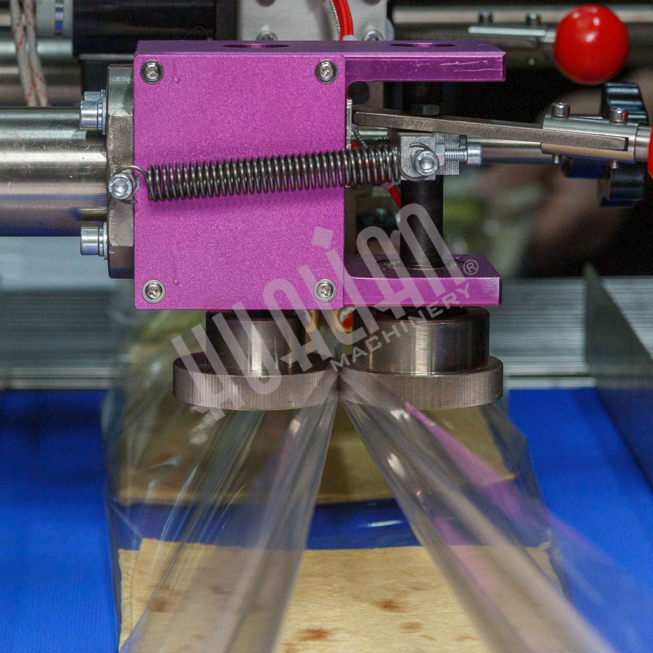 Горизонтальная упаковочная машина DXDZ-600XD (лент. 250 мм, рег.форм., S 400, L 180-500, H-120, трансп.попереч.запайки) Hualian - Купить с доставкой по всей Беларуси