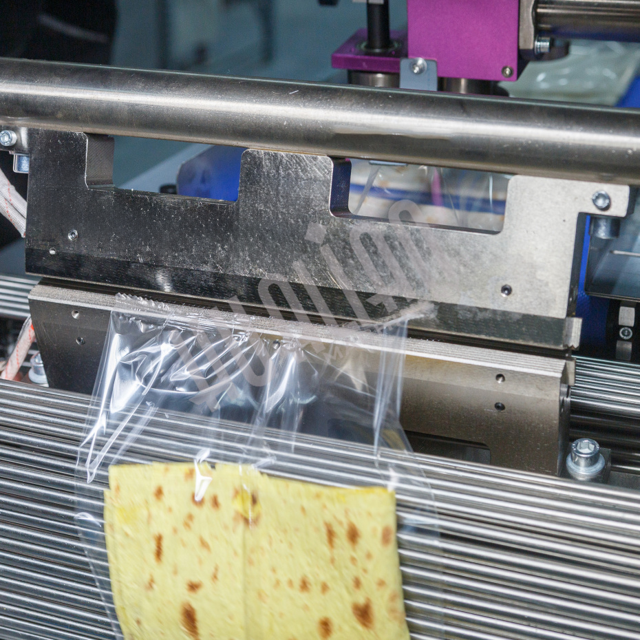 Горизонтальная упаковочная машина DXDZ-600XD (3 серв., H-110 мм, L не огр., W 145-285 мм, HL-1108, круг. отв., подбой, прок. пакета) Hualian - Купить с доставкой по всей Беларуси