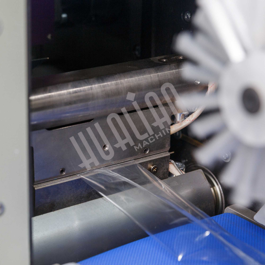 Горизонтальная упаковочная машина DXDZ-250XD  (H-40мм, bag L 65-190mm, S 200mm, регулируемый формирователь, вставки в транспортере) Hualian - Купить с доставкой по всей Беларуси