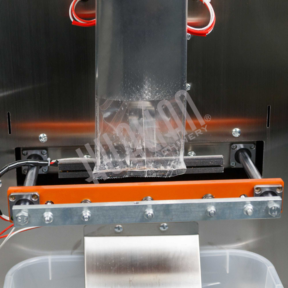 Автоматическая фасовочно-упаковочная машина DXDK-1000 NEW (пакет подушка, ширина пленки 300 мм, фотодатчик) Hualian - Купить с доставкой по всей Беларуси