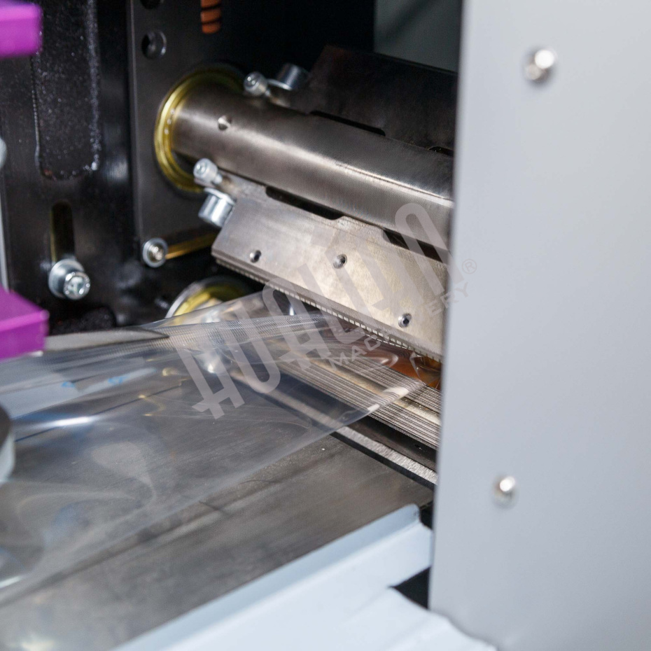 Горизонтальная упаковочная машина DXDZ-250XD (лент. 60 мм, рег. форм., S 250, L 120-280, H 60) Hualian - Купить с доставкой по всей Беларуси