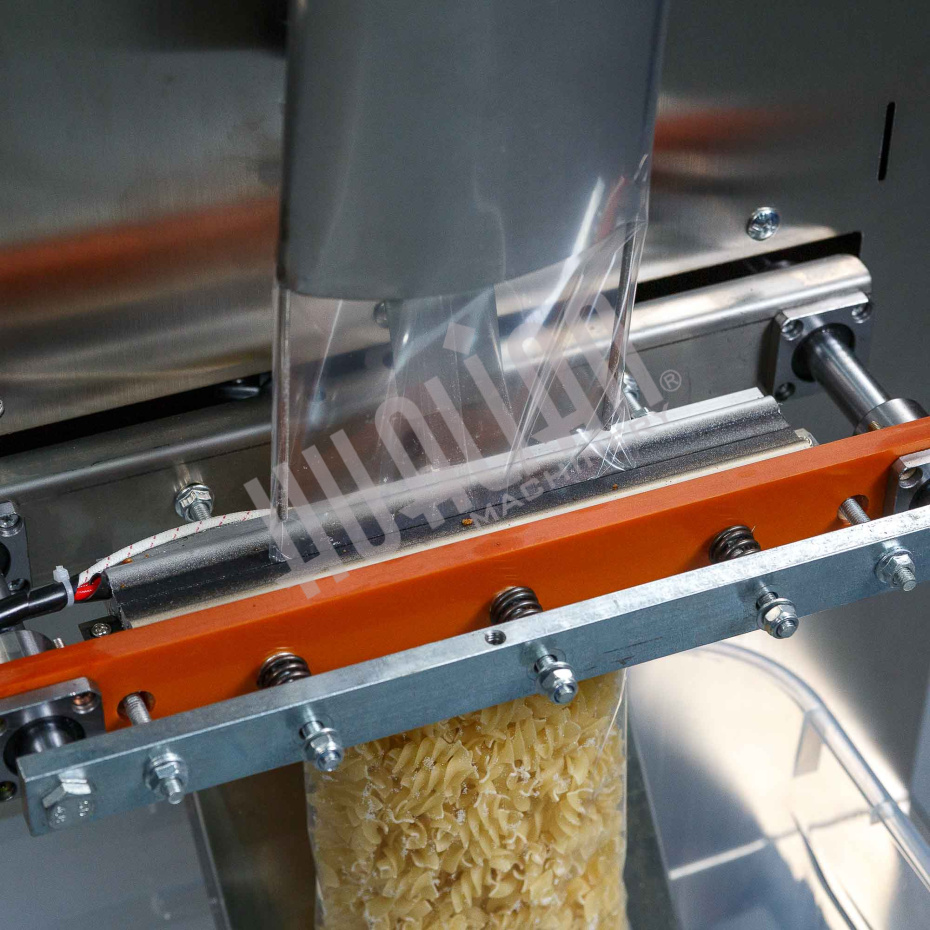 Автоматическая фасовочно-упаковочная машина DXDK-1000 NEW (пакет подушка, ширина пленки 300 мм, фотодатчик) Hualian - Купить с доставкой по всей Беларуси