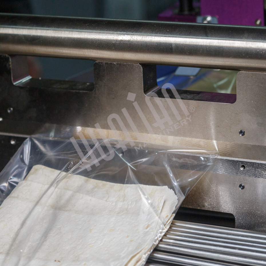 Горизонтальная упаковочная машина DXDZ-600XD (3 серв., H-110 мм, L не огр., W 145-285 мм, HL-1108, круг. отв., подбой, прок. пакета) Hualian - Купить с доставкой по всей Беларуси