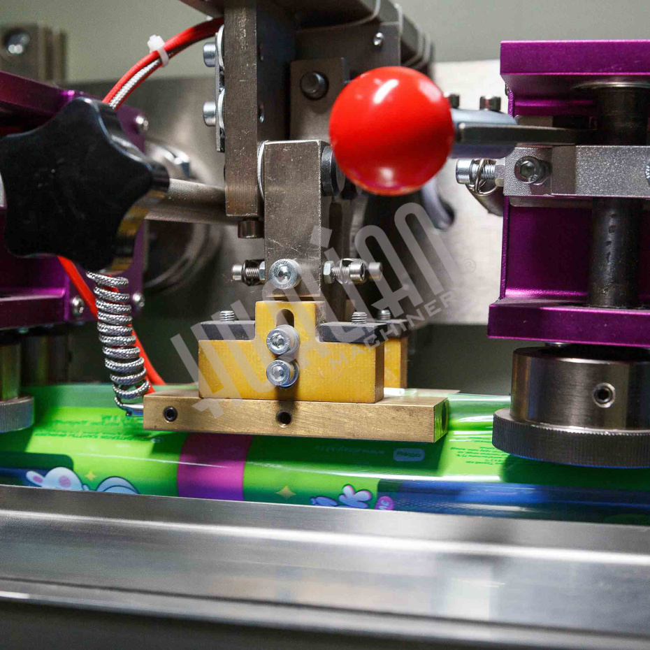 Автоматическая горизонтальная упаковочная машина DXDZ-250D (3 servo, рег. форм., min bag L 150, S 250, H 60, 1 позиц. нож) Hualian - Купить с доставкой по всей Беларуси