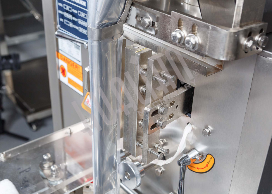 Автоматическая фасовочно-упаковочная машина DXDK-320RH-E (нерж., стик 17*110 мм, 4.6-8 мл, W пленки 42 мм, зубч. нож.) Hualian - Купить с доставкой по всей Беларуси