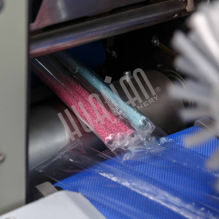 Горизонтальная упаковочная машина DXDZ-250XD  (H-40мм, bag L 65-190mm, S 200mm, регулируемый формирователь, вставки в транспортере) Hualian - Купить с доставкой по всей Беларуси