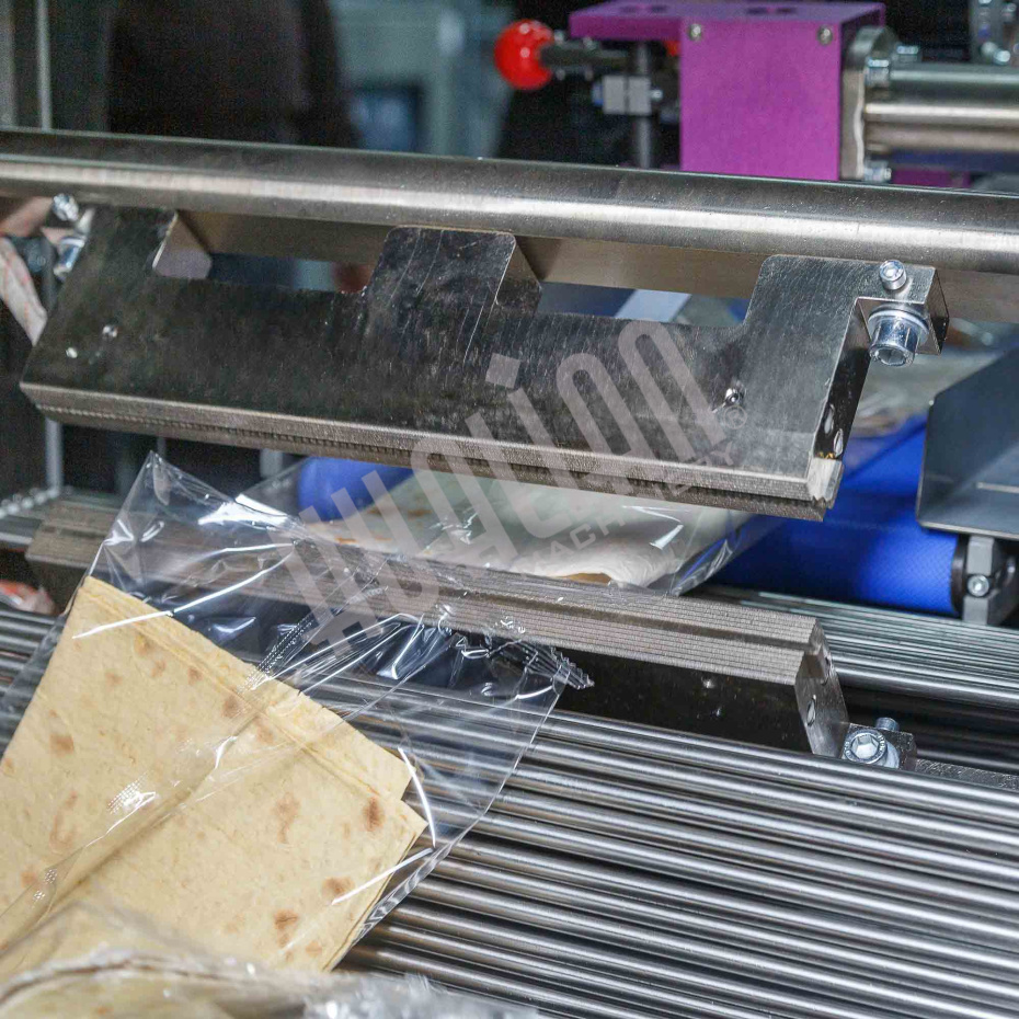 Горизонтальная упаковочная машина DXDZ-600XD (лент. 250 мм, рег.форм., S 400, L 180-500, H-120, трансп.попереч.запайки) Hualian - Купить с доставкой по всей Беларуси