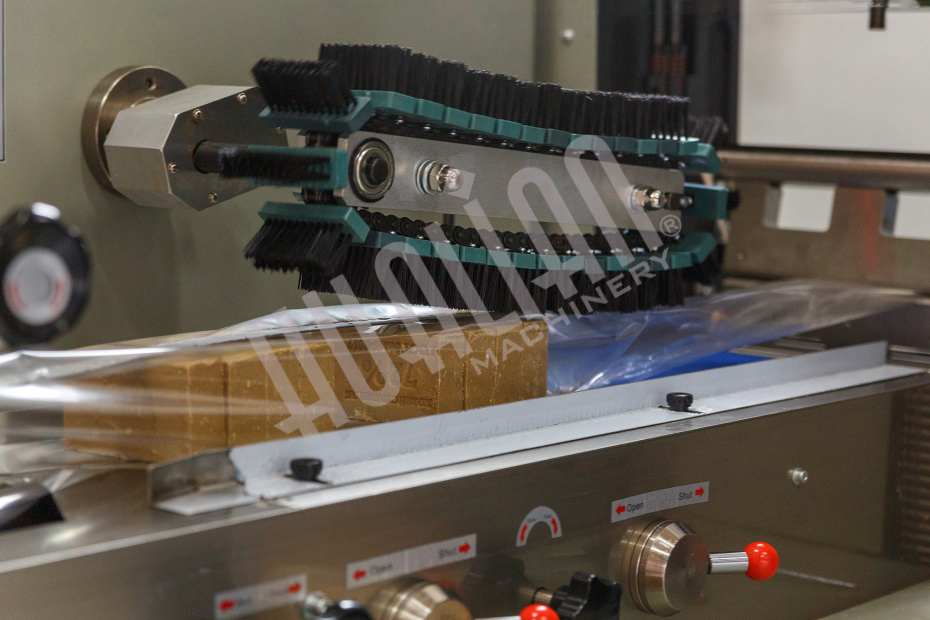 Горизонтальная упаковочная машина DXDZ-450B (3 servo, рег. форм., min bag L 180, S 450, H 100, трансп.попереч.запайки) Hualian - Купить с доставкой по всей Беларуси