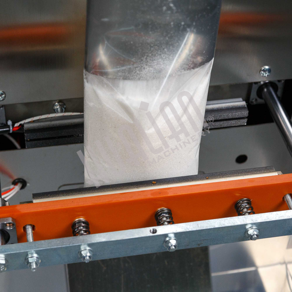 Автоматическая фасовочно-упаковочная машина DXDK-1000 NEW (пакет подушка, ширина пленки 300 мм, фотодатчик) Hualian - Купить с доставкой по всей Беларуси