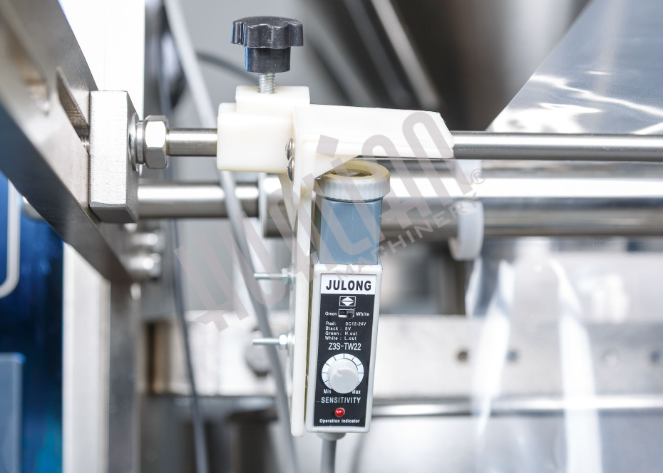 Автоматическая фасовочно-упаковочная машина DXDK-320RH-E (нерж., стик 17*110 мм, 4.6-8 мл, W пленки 42 мм, зубч. нож.) Hualian - Купить с доставкой по всей Беларуси