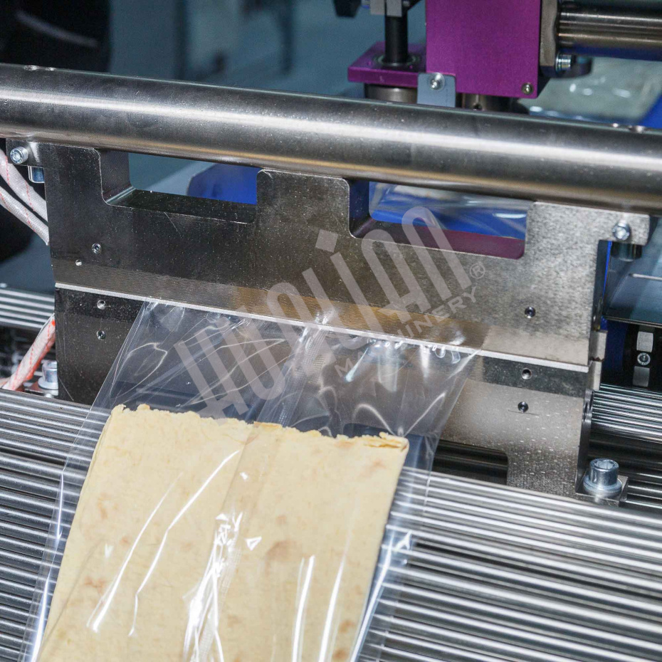 Горизонтальная упаковочная машина DXDZ-600XD (лент. 250 мм, рег.форм., S 400, L 180-500, H-120, трансп.попереч.запайки) Hualian - Купить с доставкой по всей Беларуси