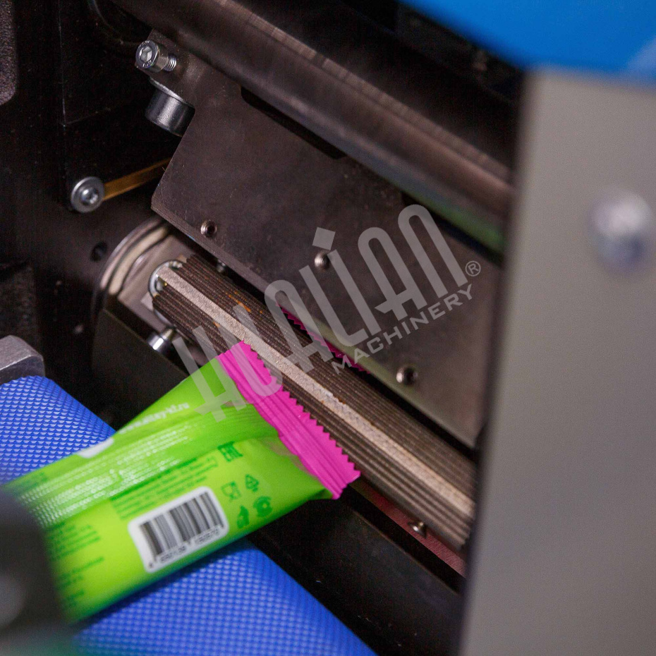 Автоматическая горизонтальная упаковочная машина DXDZ-250D (3 servo, рег. форм., min bag L 150, S 250, H 60, 1 позиц. нож) Hualian - Купить с доставкой по всей Беларуси