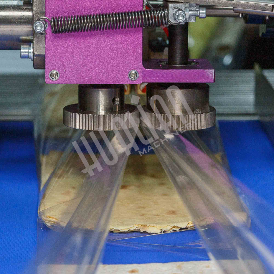 Горизонтальная упаковочная машина DXDZ-600XD (лент. 250 мм, рег.форм., S 400, L 180-500, H-120, трансп.попереч.запайки) Hualian - Купить с доставкой по всей Беларуси