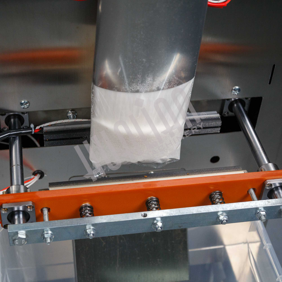 Автоматическая фасовочно-упаковочная машина DXDK-1000 NEW (пакет подушка, ширина пленки 300 мм, фотодатчик) Hualian - Купить с доставкой по всей Беларуси