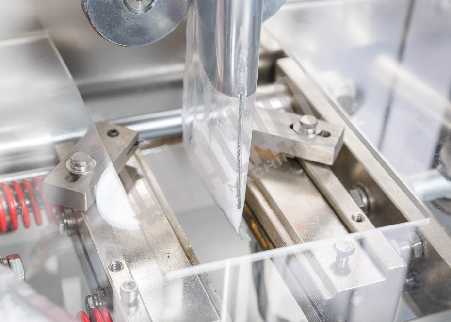 Автоматическая фасовочно-упаковочная машина DXDK-320RH-E (нерж., стик 17*110 мм, 4.6-8 мл, W пленки 42 мм, зубч. нож.) Hualian - Купить с доставкой по всей Беларуси