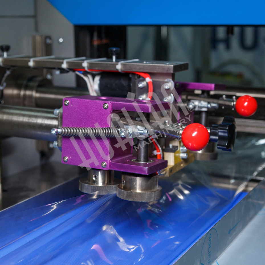 Горизонтальная упаковочная машина DXDZ-600XD (3 серв., H-110 мм, L не огр., W 145-285 мм, HL-1108, круг. отв., подбой, прок. пакета) Hualian - Купить с доставкой по всей Беларуси