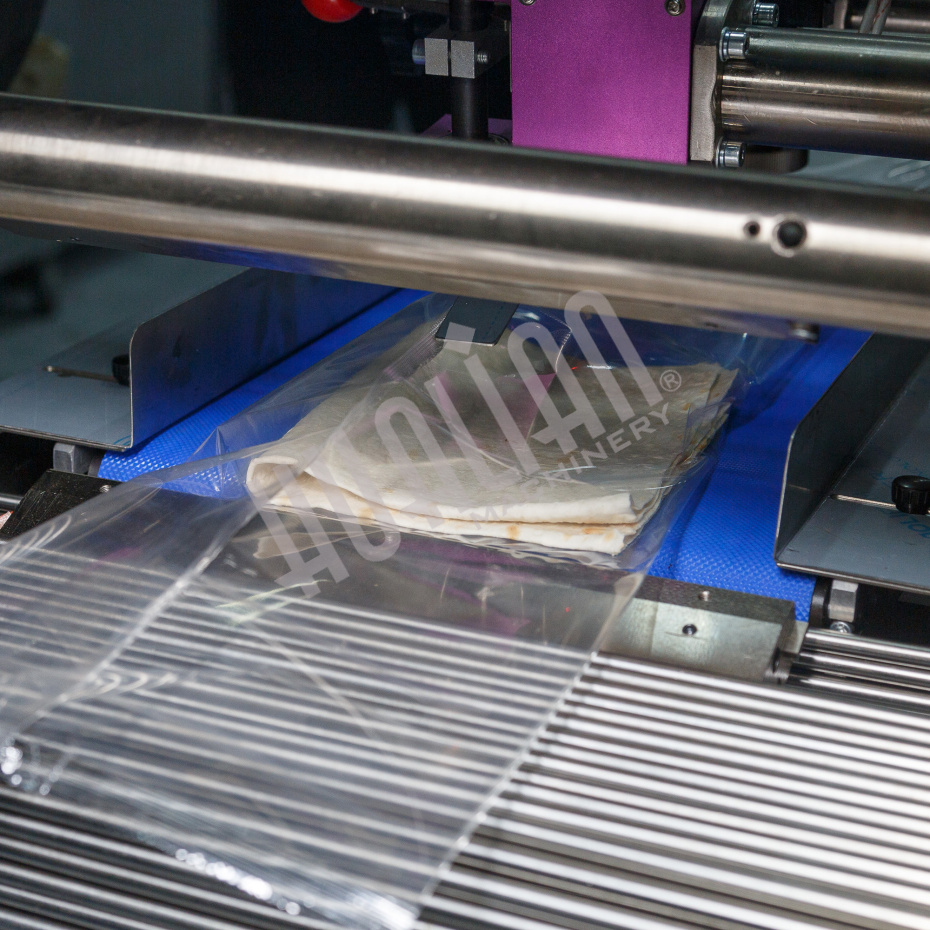 Горизонтальная упаковочная машина DXDZ-600XD (3 серв., H-110 мм, L не огр., W 145-285 мм, HL-1108, круг. отв., подбой, прок. пакета) Hualian - Купить с доставкой по всей Беларуси